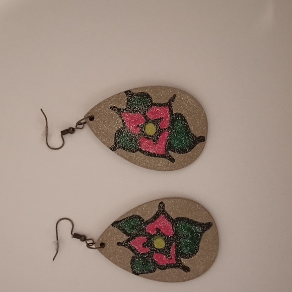 Hand Painted floral earrings . - Picture 4 of 4